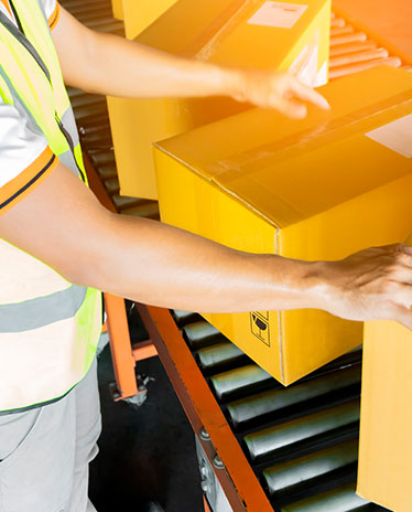 Csomagválogatás a DHL hollandiai nemzetközi expressz telephelyén